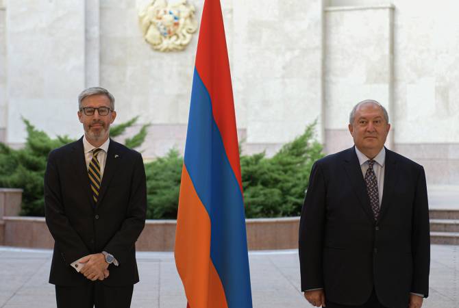 باتريك سفينسون- أول سفير مقيم للسويد لدى أرمينيا-يقدّم أوراق اعتماده إلى الرئيس أرمين سركيسيان