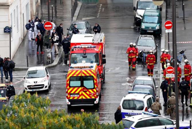 СМИ: Макрон следит за ситуацией с нападением у бывшего здания редакции Charlie Hebdo
