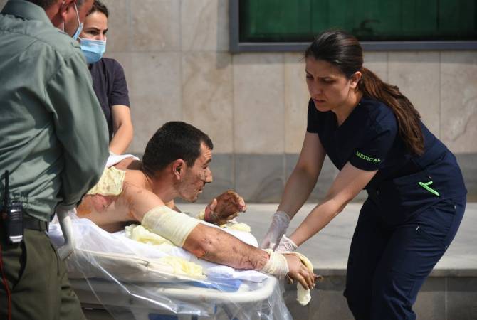 Тяжело раненных граждан перевозят в Степанакерт

