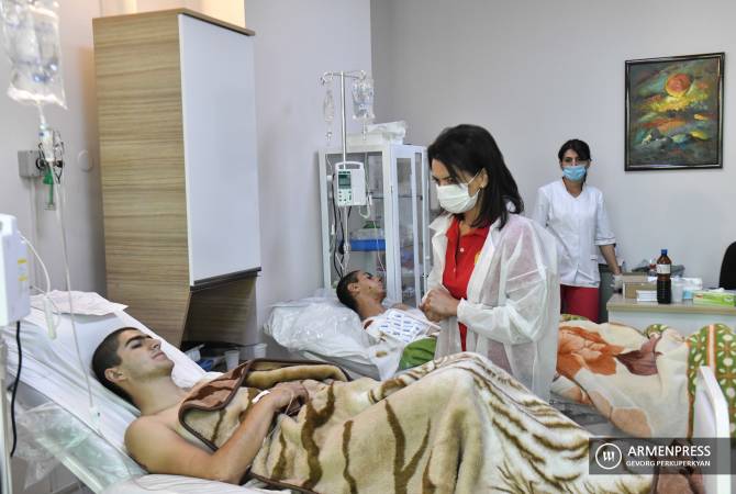 Աննա Հակոբյանը վիրավորներին տեսակցելու համար ԱՀ նախագահի տիկնոջ հետ 
այցելել է բժշկական կենտրոն   