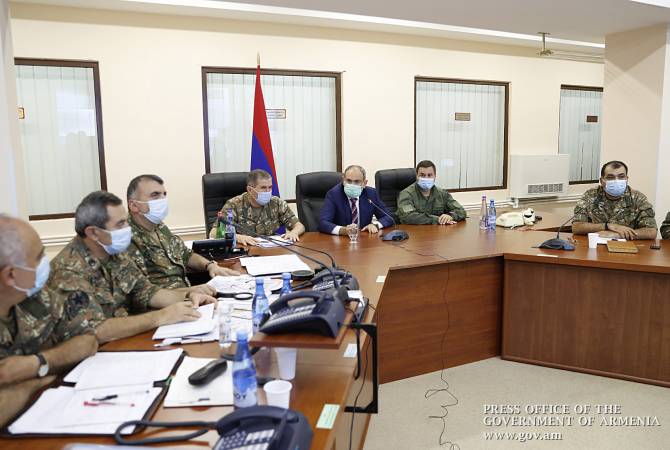 Премьер-министр провел встречу с руководящим составом министерства обороны и ВС