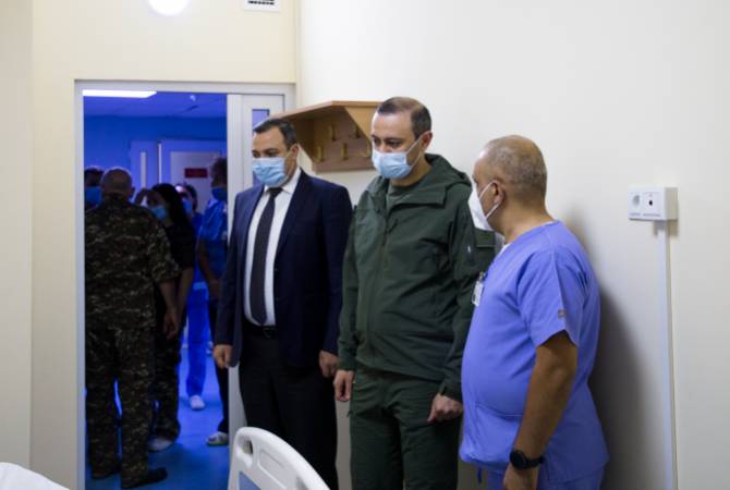 Секретарь Совета безопасности Армении Армен Григорян посетил раненых офицеров и 
солдат
