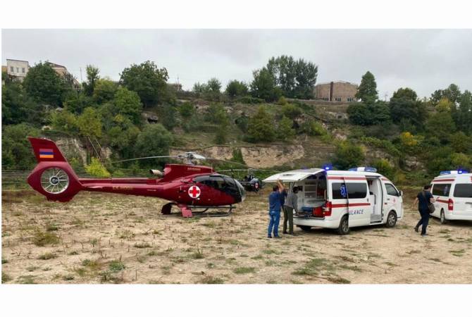  Раненых солдат перевозят на двух санитарных вертолетах и машинах скорой помощи


