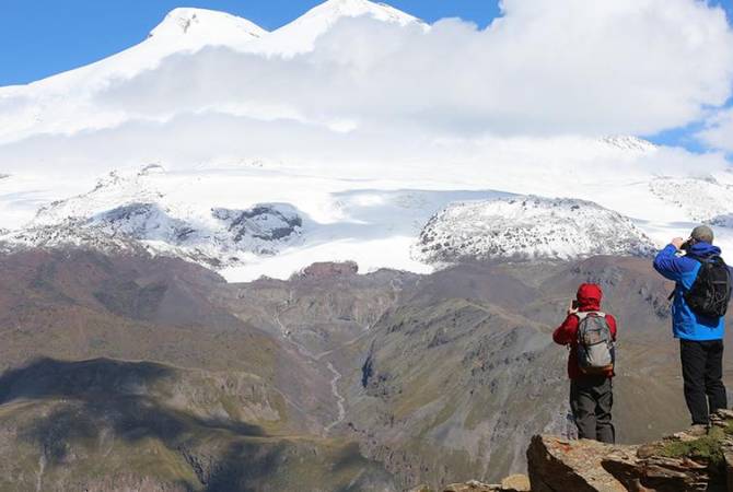 На Эльбрусе нашли заблудившихся альпинистов из Подмосковья

