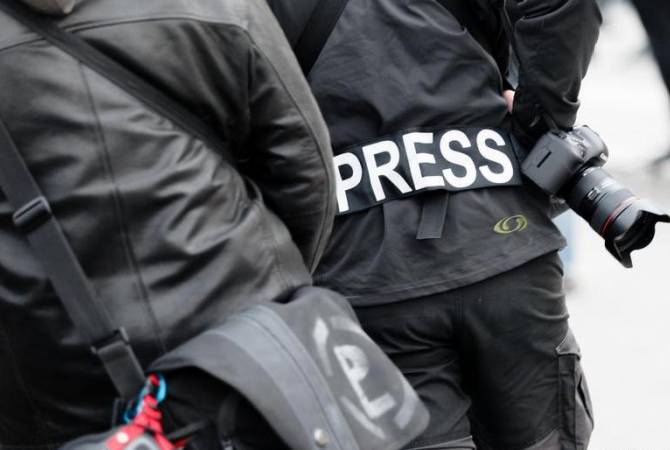 Сопровождающий журналистов Le Monde мирный житель погиб

