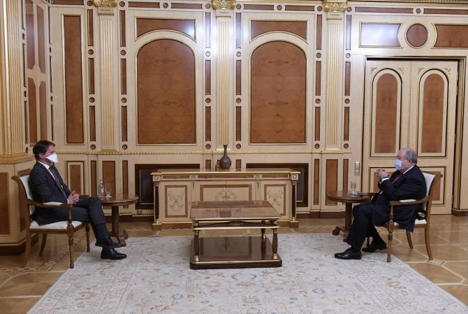 Президент Армении встретился с послом Франции

