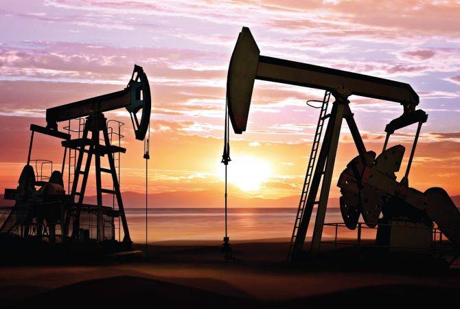 Цена нефти Brent впервые с июня упала ниже 39 долларов за баррель
