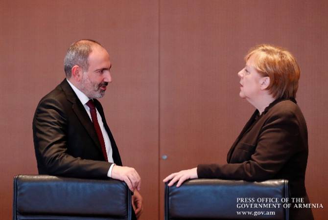 رئيس وزراء أرمينيا باشينيان يجري مكالمة مع مستشارة ألمانيا ميركل ويبلغ عن وصول مرتزقة لجبهة آرتساخ