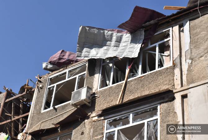 Ստեփանակերտում հարվածների արդյունքում վնասվել են տասնյակ բազմաբնակարան 
շենքեր և բնակելի տներ 
