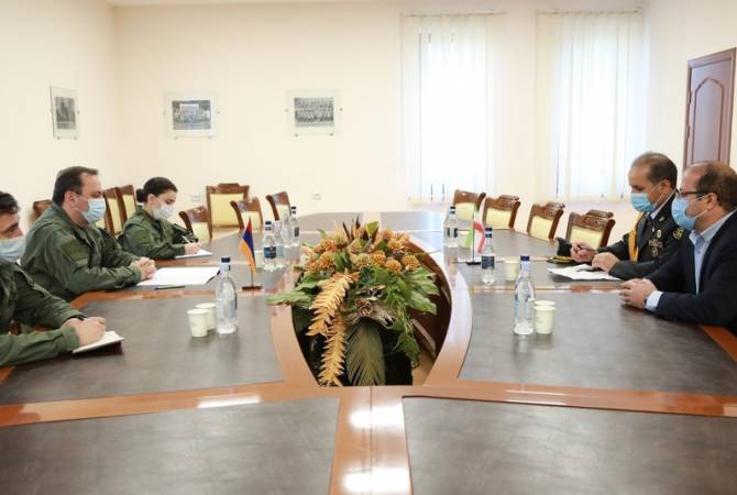Armenian Defense Ministry briefs Iran’s military attaché on Azeri aggression 