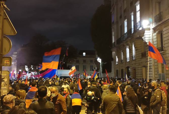 Ֆրանսիայի հայ համայնքը Արցախի անկախությունը ճանաչելու պահանջով բազմամարդ 
հավաք է անցկացրել

