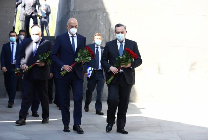 وزير خارجية اليونان نيكوس ديندياس يصل لأرمينيا ويزور صرح شهداء الإبادة الأرمنية تكريماً لذكراهم 