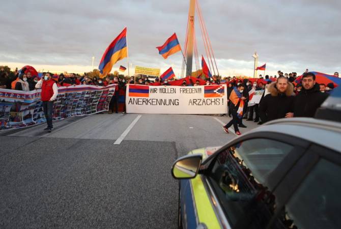 «Мы хотим мира»: армяне Гамбурга перекрыли ведущую в порт дорогу

