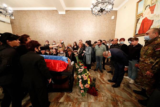 رئيس وزراء أرمينيا نيكول باشينيان يحضر جنازة الجندي الشهيد مارات مانوكيان