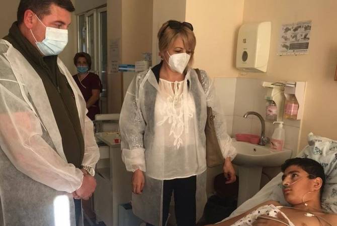 Գեղարքունիքի մարզպետը տեսակցել է Ադրբեջանի ԱԹՍ-ի հարվածից վիրավորված 14-
ամյա Նարեկ Արզոյանին

 