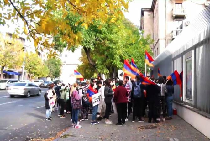 “Остановите второго Гитлера”: у посольства Германии в Армении проходит мирная 
демонстрация

