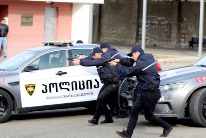 Вооруженный мужчина захватил заложников в отделении банка в Грузии
