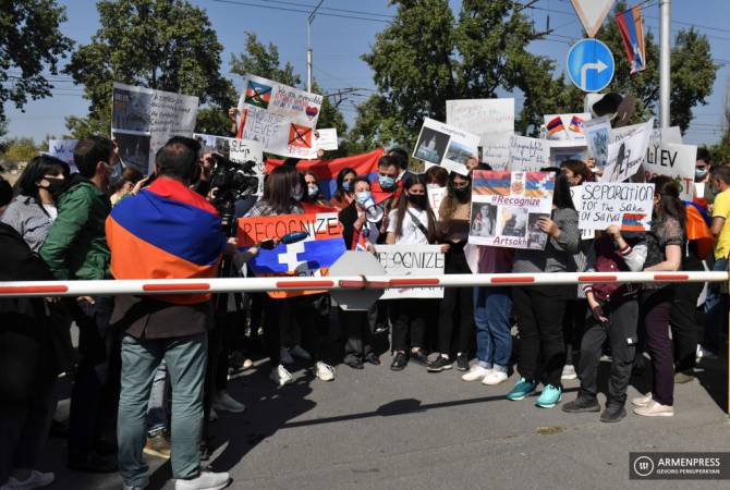 مظاهرة لنساء آرتساخ أمام السفارة الأمريكية في يريفان تطالب بخطوات حاسمة وردع العدوان الأذري-
التركي