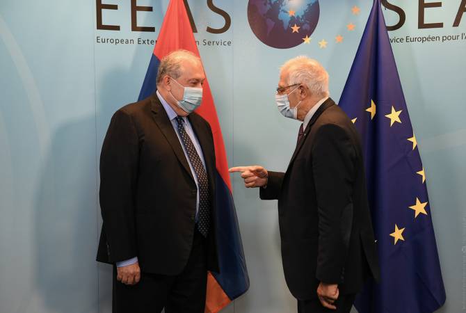 Боррель призвал внешние стороны прекратить подстрекательскую риторику по Карабаху

