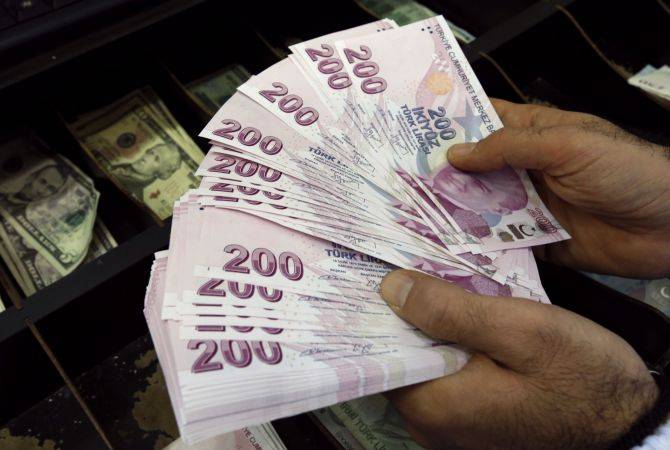 Турецкая лира опустилась до рекордно низкого уровня

