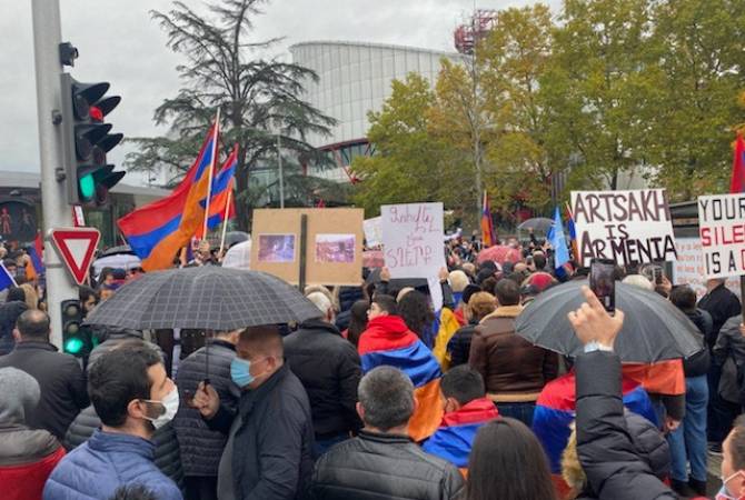 “Прекратите терроризм”: в Страсбурге армяне протестуют перед зданием ЕСПЧ

