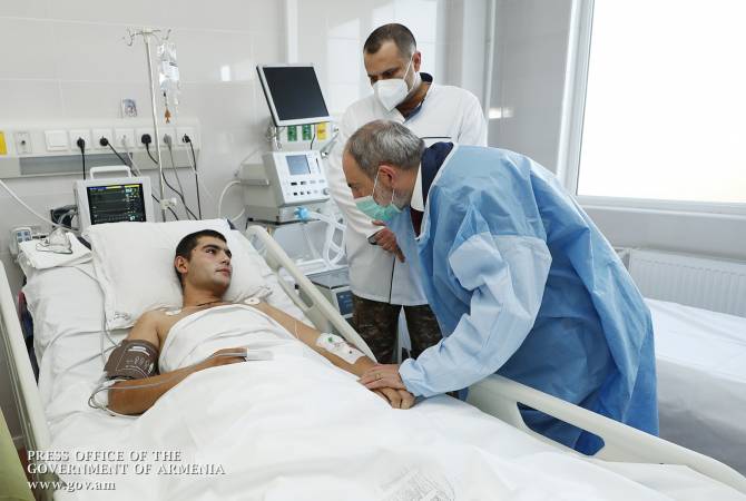 Премьер-министр Пашинян навестил раненых военнослужащих