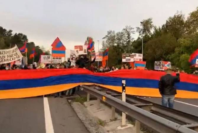 Трасса, соединяющая Испанию и Францию, перекрыта. Местные армяне проводят акцию 
протеста
