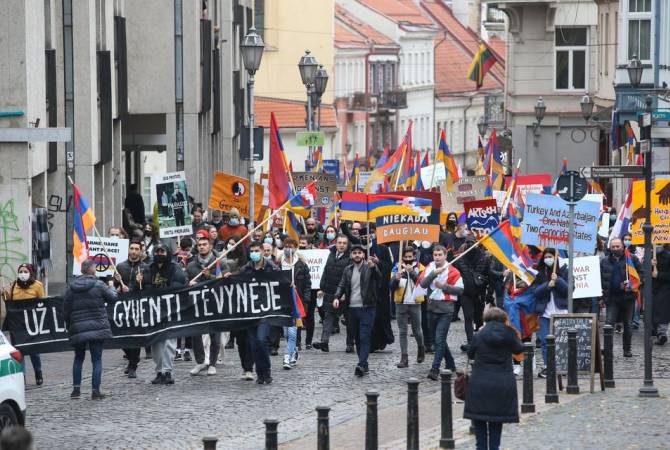 مظاهرة حاشدة في وسط فيلنيوس-ليتوانيا للجالية الأرمنية ضد العدوان الأذري-التركي على آرتساخ 