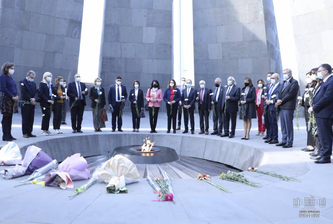 الوفد البرلماني الفرنسي المتكون من15نائب يزور النصب التذكاري-تسيتسرناكابيرت للإبادة الأرمنية 
بيريفان