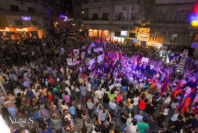 مظاهرة كبيرة في حلب بتنظيم المنظمات الأرمنية-دعماً لآرتساخ واسنتكاراً للعدوان الأذري-التركي 