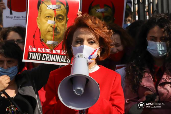 “Не молчите”: арцахские женщины проводят акцию протеста перед офисом ЕС в Армении

