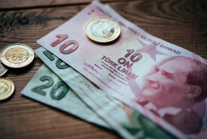 Курс турецкой лиры упал до рекордно низкого уровня

