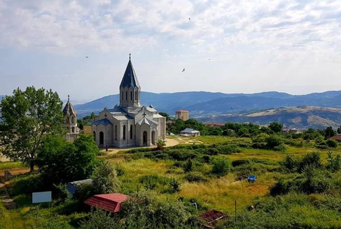 Pek çok insan Şuşi'yi düşmanın pençesinden kurtarmak için Artsakh'a koşuyor.