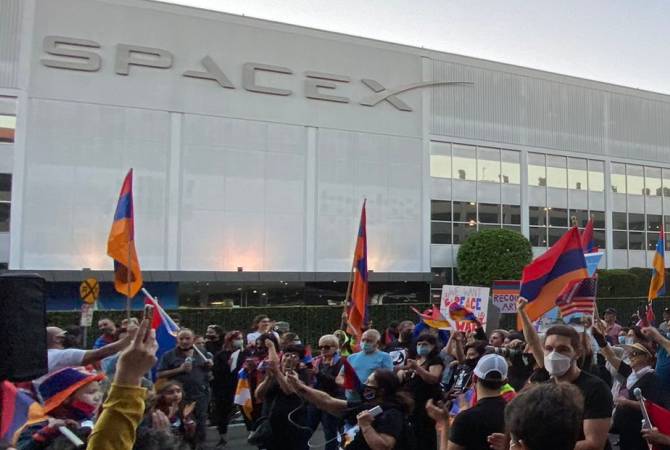 مظاهر للأرمن أمام مقر SpaceX في هوثورن- الولايات المتحدة ضد خطط الشركة لإطلاق قمر صناعي 
لتركيا