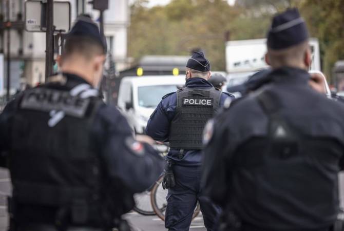 В Париже задержали напавшего на полицейских мужчину с ножом


