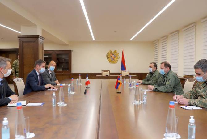 Министр обороны Армении обсудил с послом Франции ситуацию в зоне военных действий

