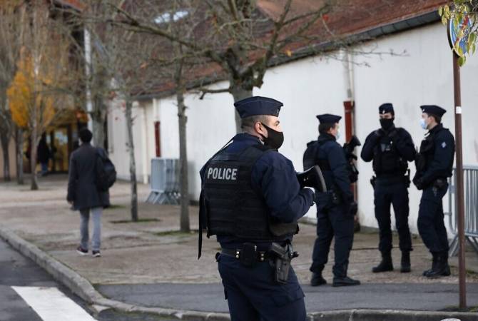 Вблизи Парижа задержан вооруженный ножом мужчина

