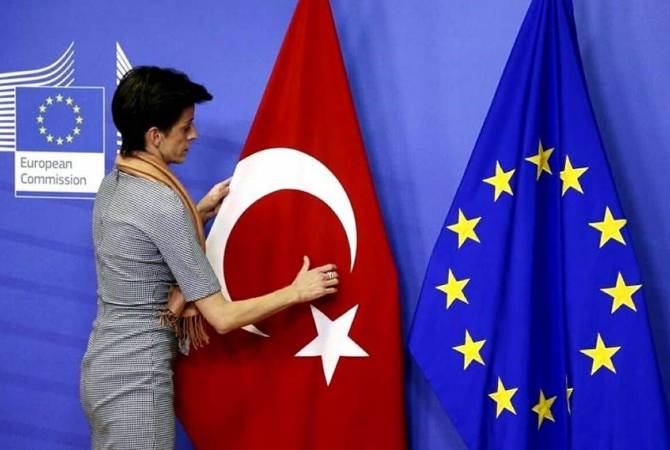 ЕС еще на год продлил санкции в отношении Турции

