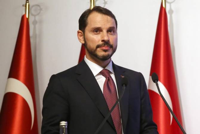 В Турции требуют отставки министра финансов
