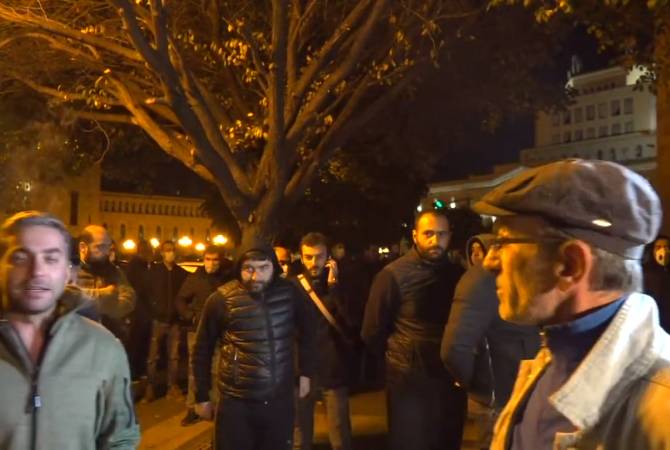 Перед зданием правительства Армении собрались люди

