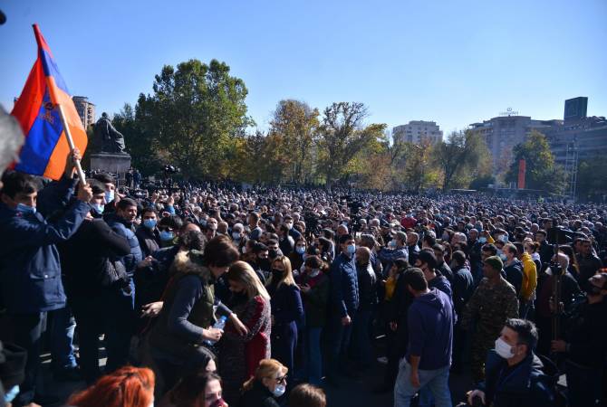 Инициаторы и участники митинга двинулись к зданию правительства

