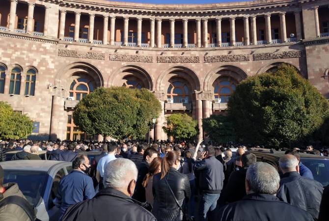 Հանրահավաքի նախաձեռնողներն ու մասնակիցները շարժվեցին դեպի Ազգային ժողով. 
պահանջում են արտահերթ նիստ