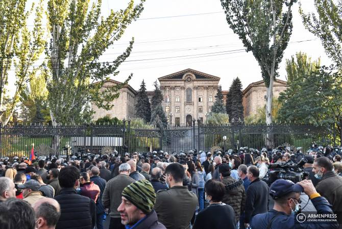 Prosperous Armenia Party lawmakers enter parliament to launch emergency session 