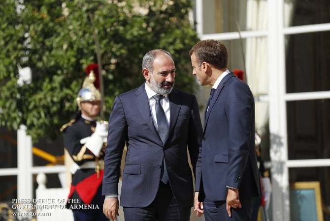 الرئيس الفرنسي إيمانويل ماكرون يجري محادثة هاتفية مع رئيس وزراء أرمينيا نيكول باشينيان