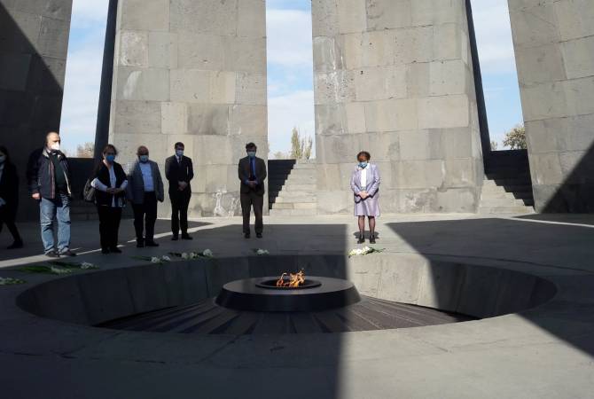 La baronne Caroline Cox s’est recueille au mémorial du génocide arménien à Erévan