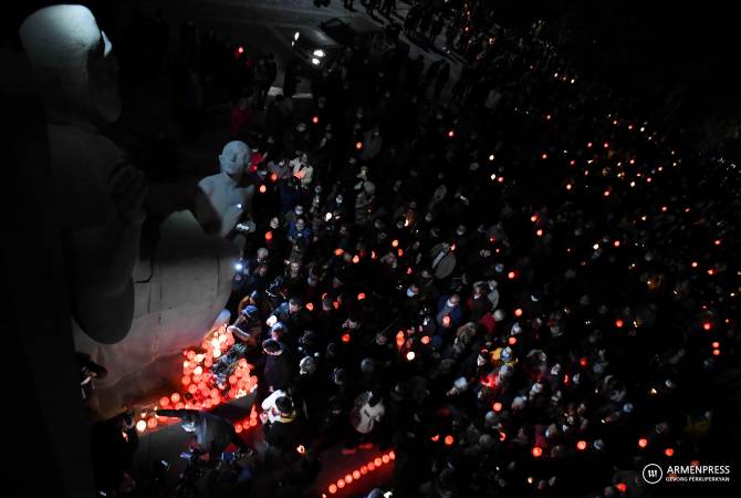 Une cérémonie d’allumage de bougies à la mémoire des des héros tombés lors de la guerre