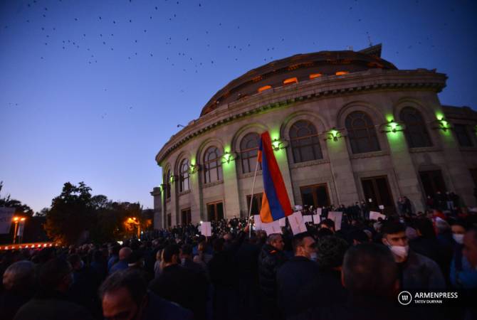 16 حزباً برلمانياً وخارجها ينظّمون مظاهرة مطالبة لإستقالة رئيس الوزراء الأرميني نيكول باشينيان
