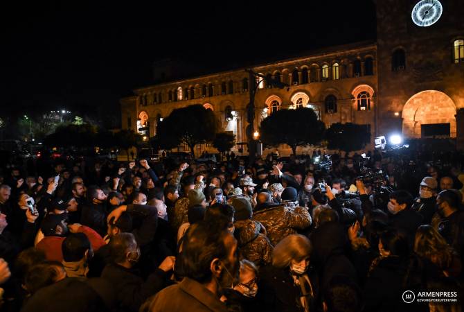Сторонники Пашиняна проводят митинг у здания правительства

