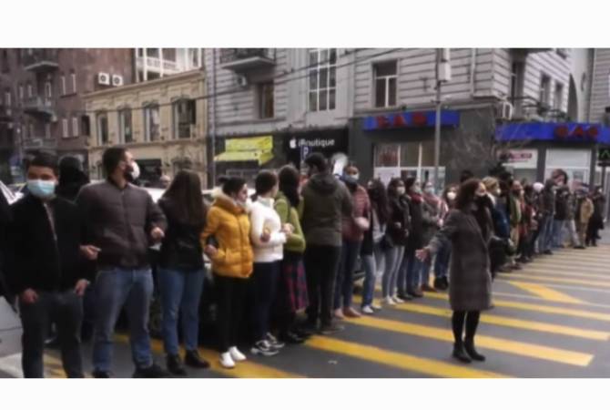 Группа граждан перекрывает улицы Еревана с требованием отставки премьер-министра


