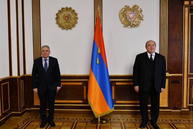 Armen Sargsyan a reçu le nouveau ministre de la Défense